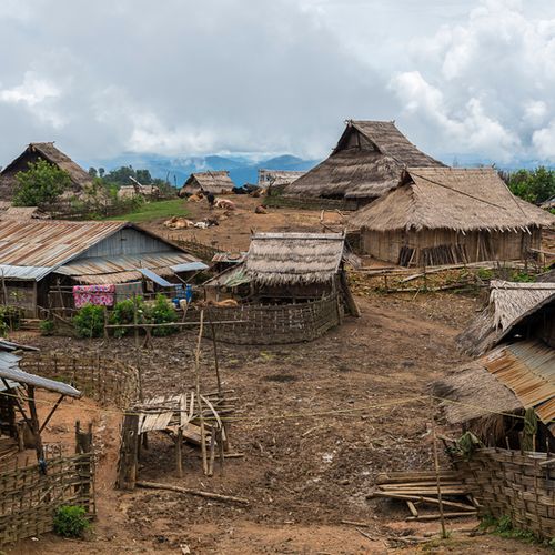 ACKA TRIBUA, LAINOEN GAINEAN BIZI DAN HERRIA - TRIBU ACKA EL PUEBLO QUE VIVE SOBRE LAS NUBES