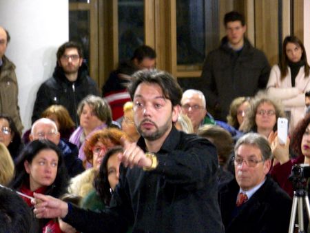 El gran director italiano Vincenzo Di Mauro dirigiendo mi música en un momento del concierto. Orquesta Filarmónica de Mascalucia (Catania, Italia). Enero, 2016.