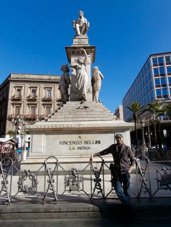 Posando junto al monumento dedicado al gran compositor Vincenzo Bellini, nacido en la misma Catania. Catania, enero 2016.