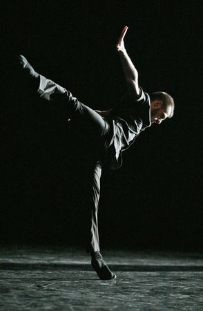 Denis Bruno (Premio Artes Escénicas 2009) en una escena de Brishen. Foto: Jesús Robisco