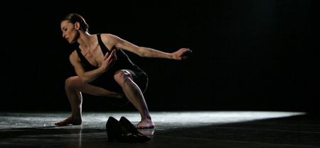 La gran bailarina Emmanuelle Broncin en una escena de Brishen. Foto: Jesús Robisco