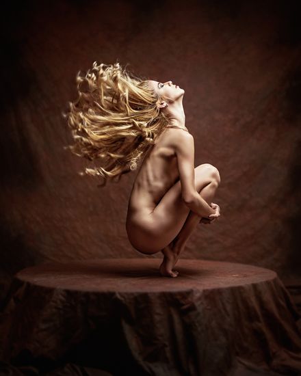 Hypnotic fine art nude photography in Havana, Cuba, drawing the viewer into the spellbinding beauty of the human form