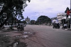 Calles de Vientiane (Laos) con la Puerta de Patuxai al fondo
