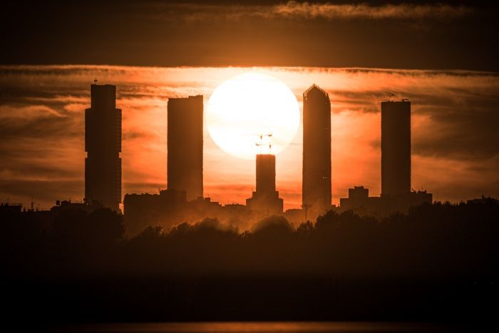 El sol ocultándose entre las torres de Madrid al atardecer