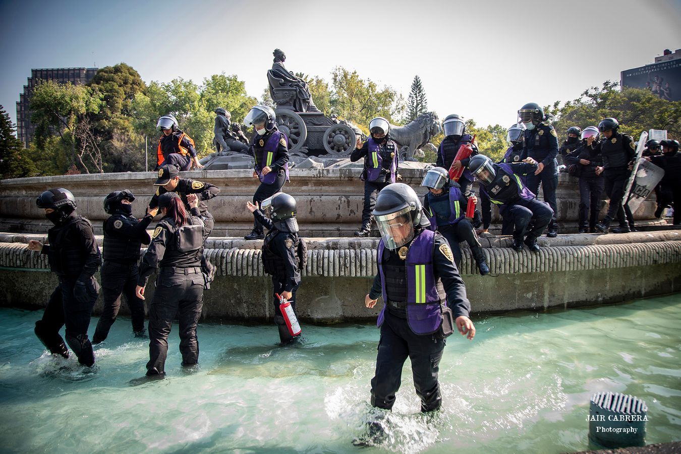 Mujeres policías rompen filas después de contener a un grupo de manifestantes en la Fuente de las Cibeles en la Ciudad de México. Noviembre 2020