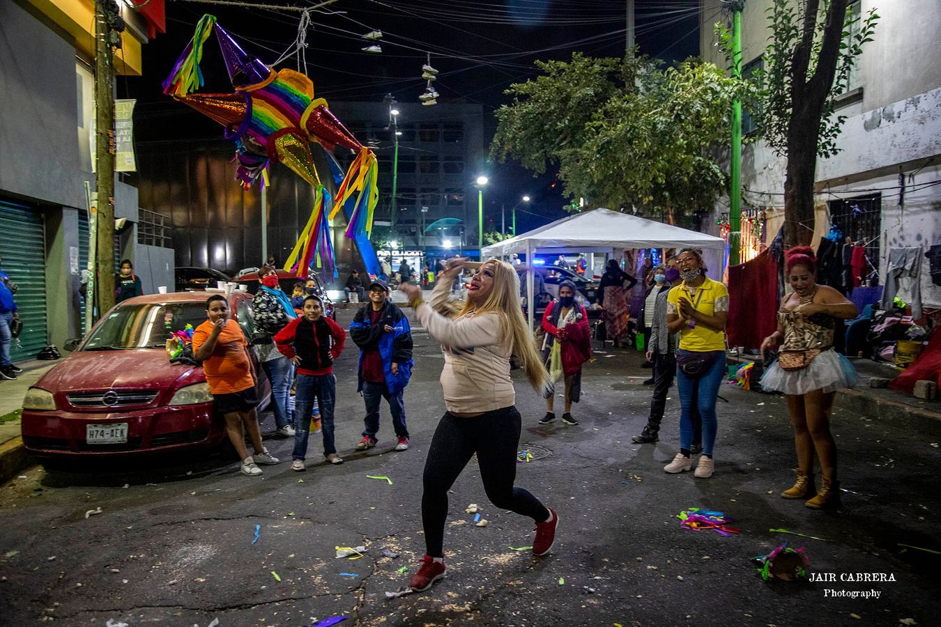 Colectivos trans realizaron una posada con personas en situación de calle y trabajadoras sexuales afuera del metro Revolución en la Ciudad de México. Diciembre 2020