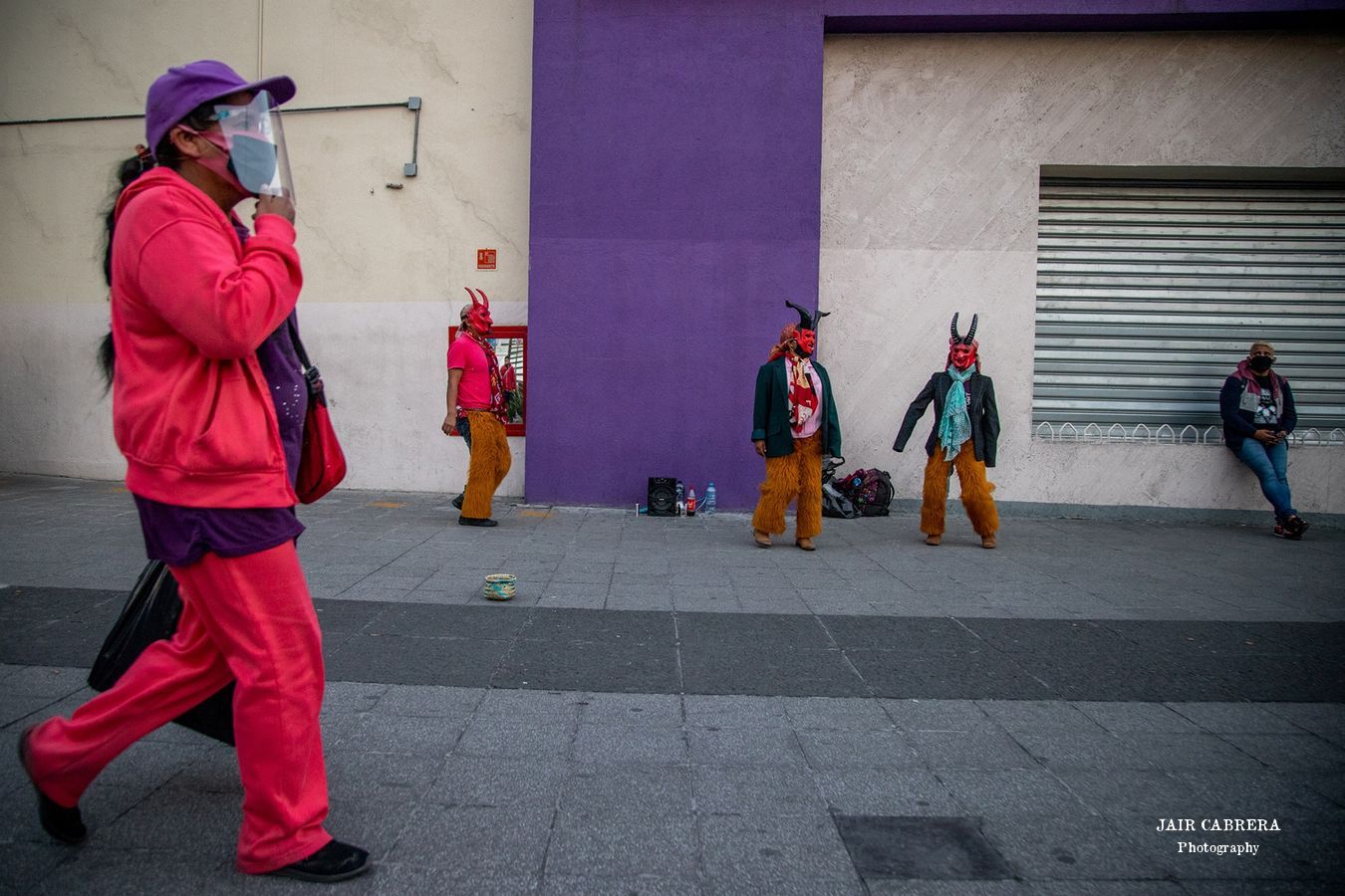 Vestidos de diablo, danzantes piden dinero afuera de la estación del metro Buenavista a unos días de terminar el año. Diciembre 2020