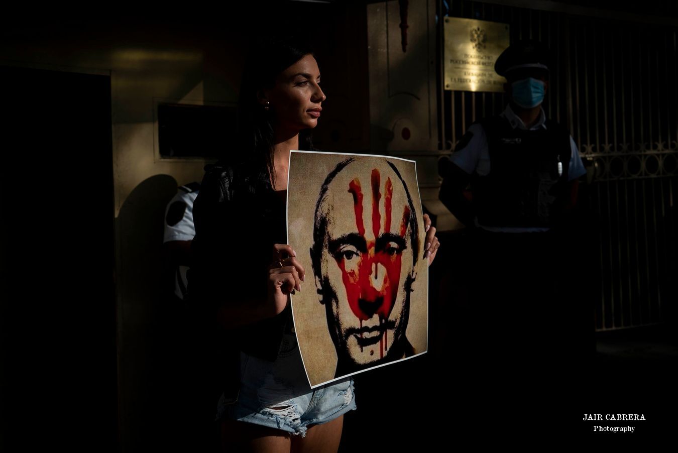 Una mujer carga una fotografía del presidente Ruso, Vladímir Putin durante una protesta contra la guerra de Ucrania- Rusia en frente de la embajada Rusa en la Ciudad de México. Febrero 2022.