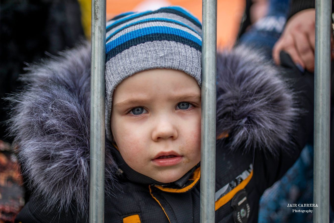 Un niño Ucraniano espera subir a un autobús junto a sus padres en la ciudad fronteriza de Medyka, Polonia. Marzo 2022