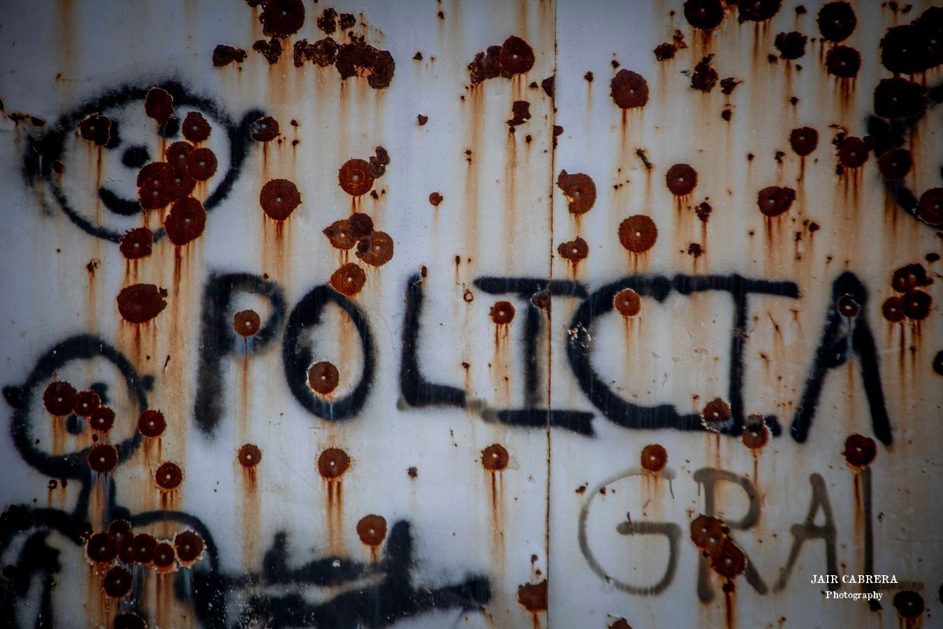 Marcas de balas a causa de enfrentamientos entre grupos del crimen organizado y policías comunitarios en la región de la Sierra de Guerrero. Tlacotepec, Guerrero. Mayo 2022