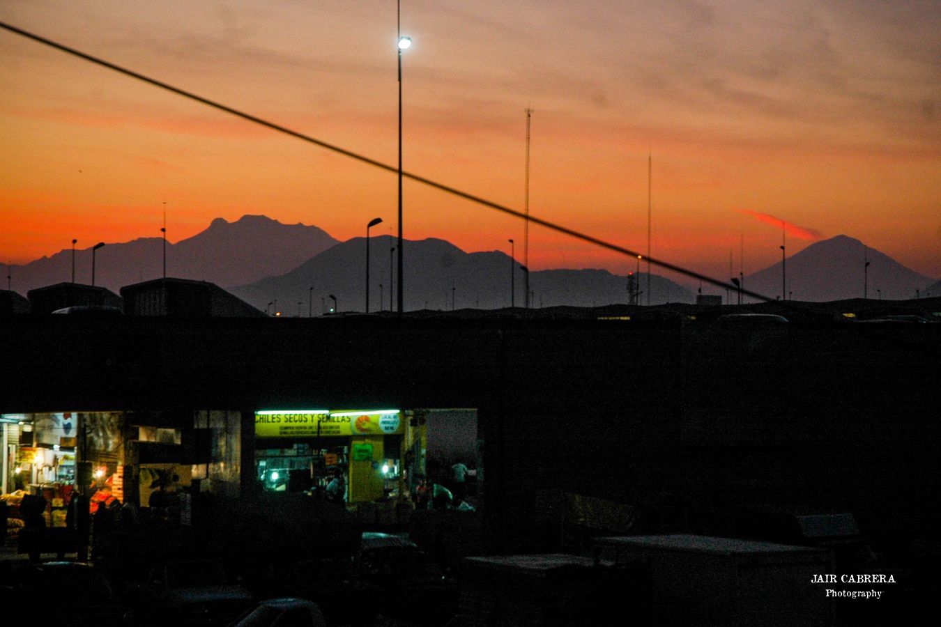 Amanecer en la central de abastos con vista de los dos volcanes el Popocatepetl y el Iztaccihuatl 