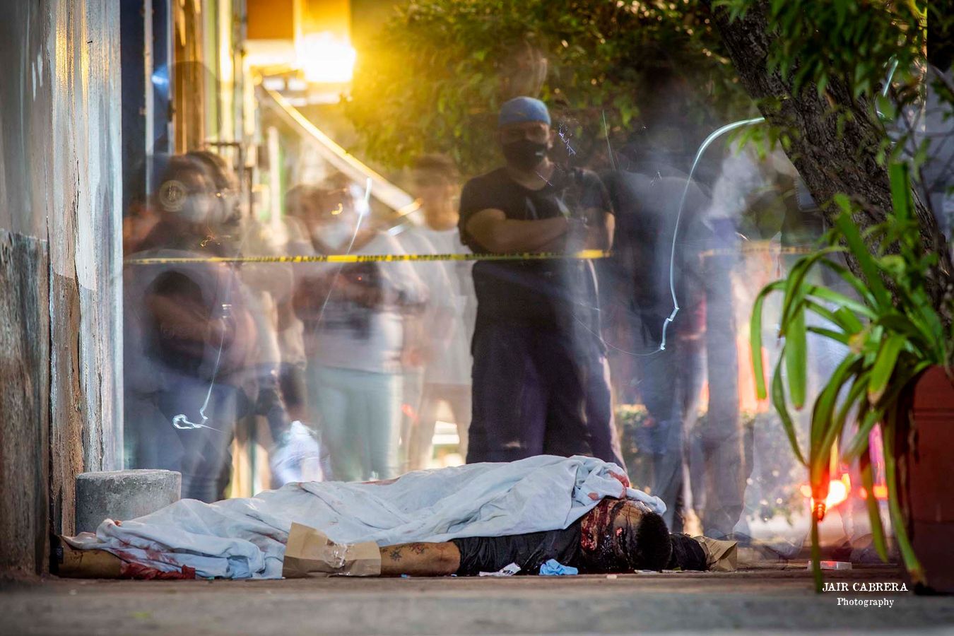 De varios disparos, uno en la cabeza , fue que “El Gallo” fue asesinado afuera de su casa frente a la mirada de su hijo. Ciudad de México. Julio 2020. 