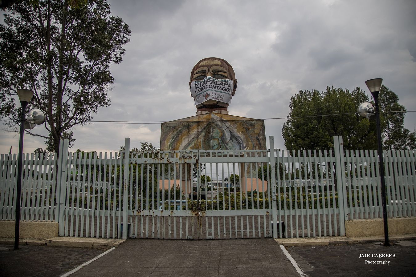 Le colocan cubrebocas a la Cabeza de Juárez, ubicada en Iztapalapa, al oriente de la Ciudad de México, para promover medidas de prevención y evitar contagios de Covid-19. Agosto 2020