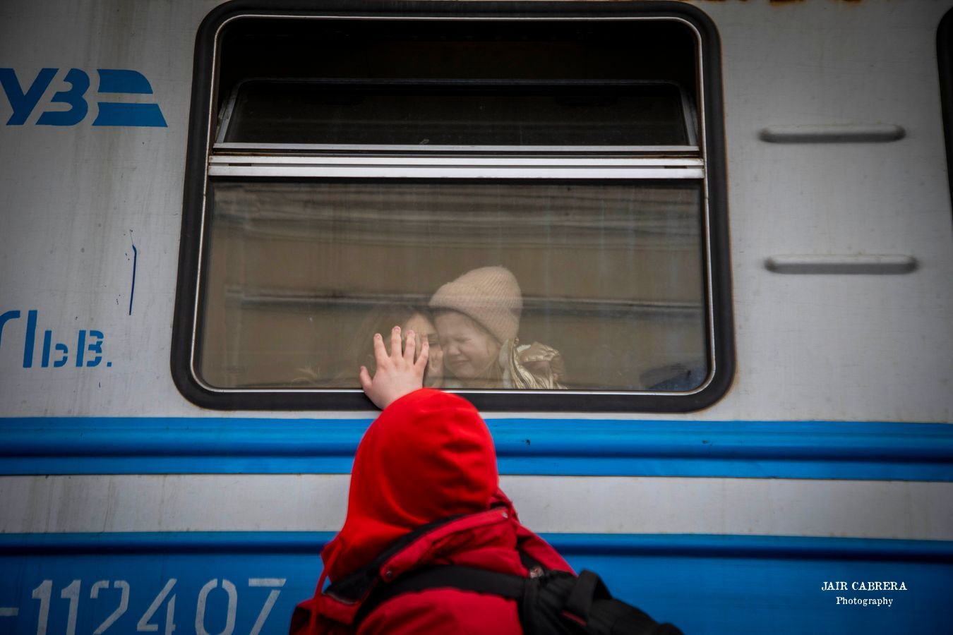 Vladislav se despide de su hija y esposa que viajarán hacia Polonia, mientras que él debe quedarse en Ucrania para combatir y defender su país de la invasión Rusa. Lviv, Ucrania. Marzo 2022.