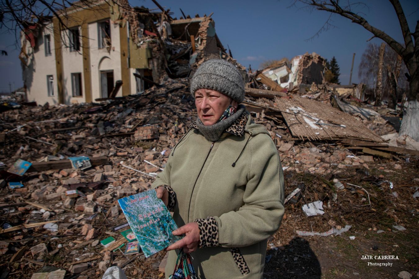 Tatiana rescata entre los escombros libros que se encontraban en la librería del pueblo de Byshiv a las afueras de Kiev, después de que un misil ruso cayera en la comunidad. Kiev,Ucrania, Marzo 2022