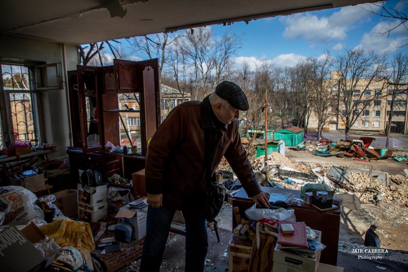 Pável es un militar retirado de 70 años, estaba en su departamento cuando llegó el bombardeo al barrio, ahora busca lo poco que le queda de pertenencias, sobre todo los libros. Kiev. Marzo 2022.