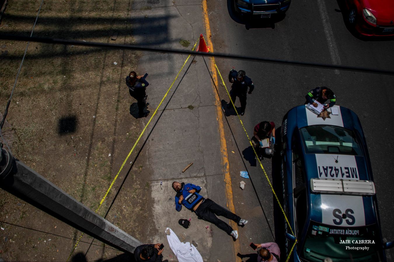 Quince pesos en monedas de cinco traía el hombre que quedó tendido sobre Periférico y avenida de los Jinetes, en Tlalnepantla, Estado de México. Mayo 2022