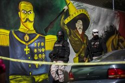 Elementos de la Guardia Nacional resguardan una zona donde dos personas fueron asesinadas en calles de la colonia Defensores de la República, alcaldía Gustavo A. Madero, Ciudad de México.Enero 2022