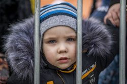 Un niño Ucraniano espera subir a un autobús junto a sus padres en la ciudad fronteriza de Medyka, Polonia. Marzo 2022