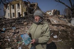 Tatiana rescata entre los escombros libros que se encontraban en la librería del pueblo de Byshiv a las afueras de Kiev, después de que un misil ruso cayera en la comunidad. Kiev,Ucrania, Marzo 2022