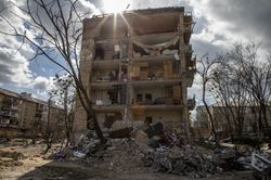 En un barrio a las afueras de Kiev, un bombardeo por las tropas rusas provocaron la explosión de tanques de gas, dejando edificios dañados y carros completamente destruidos. Kiev, Ucrania.Marzo 2022