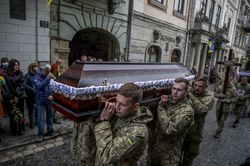 Funeral de 3 soldados que murieron en combate durante la guerra en Ucrania.Lviv, Ucrania. Marzo 2022