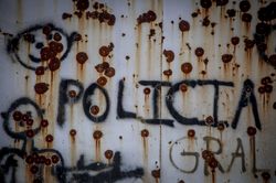 Marcas de balas a causa de enfrentamientos entre grupos del crimen organizado y policías comunitarios en la región de la Sierra de Guerrero. Tlacotepec, Guerrero. Mayo 2022