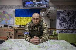 La Guardia Territorial de Kiev es integrada por voluntarios ucranianos e incluso extranjeros que ante la invasión rusa decidieron sumarse a la línea de combate.  Kiev, Ucrania. Marzo 2022.