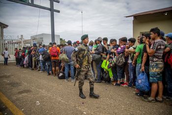 Migrantes centroamericanos varados en la frontera Mexico - Guatemala, esperando que las autoridades mexicanas reabran la frontera y poder continuar con su camino hacia los Estados Unidos. Enero 2020.