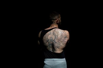 Un joven con un tatuaje en la espalda con la imagen de un ángel. Febrero 2020 