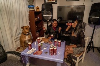 Angy y Karina, trabajadoras sexuales trans, beben cerveza antes de salir a trabajar en el municipio de Chalco, Estado de México. Marzo 2020