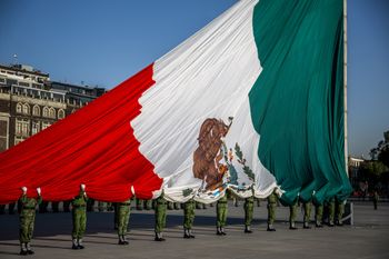 Soldados retiran la bandera mexicana, que se encuentra en el Zócalo de la Ciudad de México. Marzo 2020