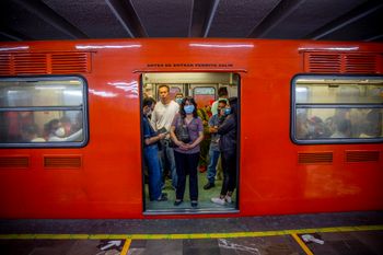 En el Metro de la Ciudad de México el uso del cubrebocas es obligatorio para transportarse, debido a la emergencia por el Covid-19. Abril 2020