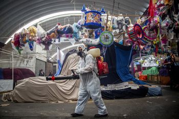 El mercado de Jamaica, uno de los más emblemáticos en la Ciudad de México, fue cerrado y sanitizado para evitar los contagios masivos de Covid-19. Mayo 2020