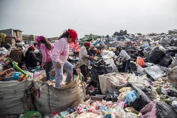 Casilda Hernández junto con su familia, llevan 30 años separando los materiales inorgánicos para venderlos a las recicladoras: la basura es su única fuente de ingresos. Julio 2020