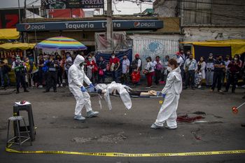 Una mujer murió tras ser arrollada por un microbús cuando cruzaba la calzada Ignacio Zaragoza, muy cerca del aeropuerto de la Ciudad de México. Julio 2020