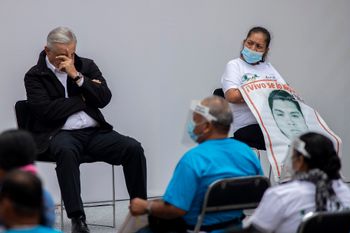 El presidente de México López Obrador durante una reunión en Palacio Nacional con padres de los 43 estudiantes desaparecidos de Guerrero. Septiembre 2020 