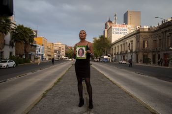 Kenya, activista trans durante un homenaje a Paola Buenrostro, quien era trabajadora sexual trans y asesinada por un ex militar en calles de la Ciudad de México. Septiembre 2020.