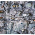 textura mojada de rocas con piedras de colores