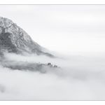 valle y montaña con niebla y árboles entre la niebla