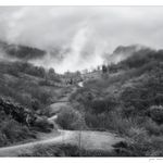 valle con carretera y niebla