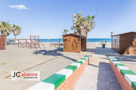 servicios playa estepona baños duchas fotos stock