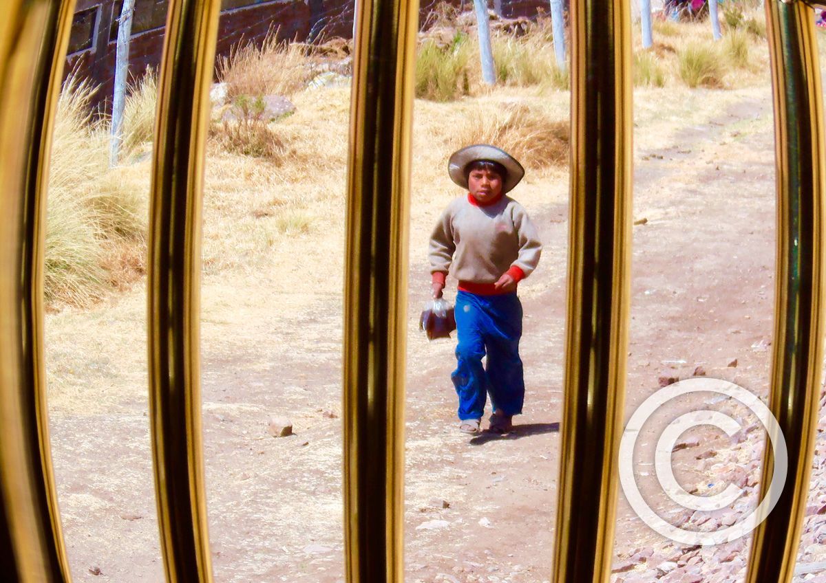 Niño en el altiplano