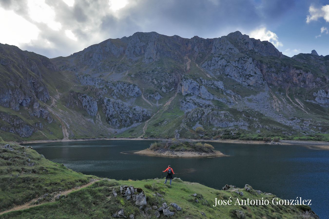 Siera de la Mortera y lago del Valle