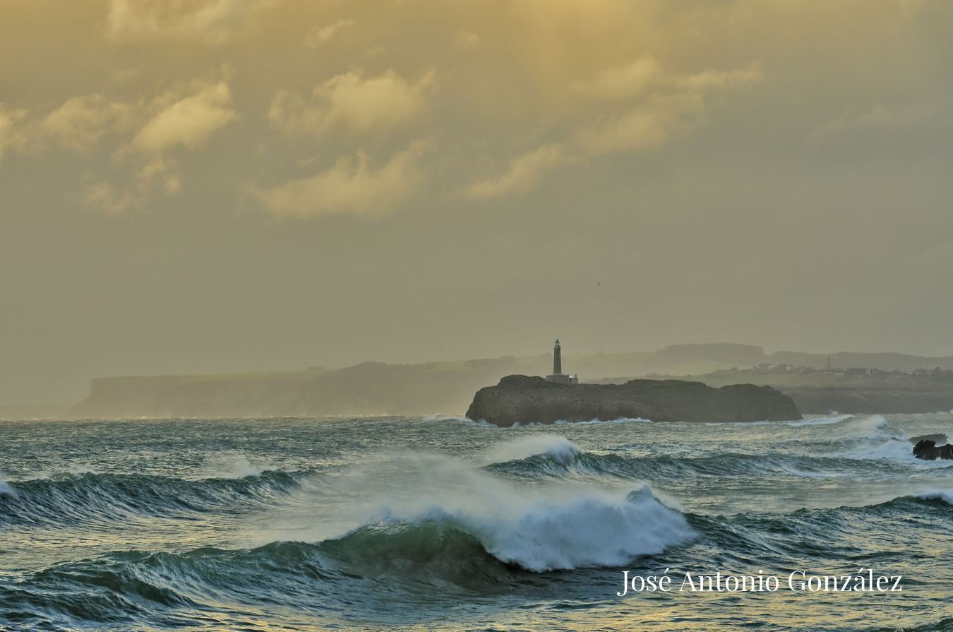 Isla y Faro de Mouro