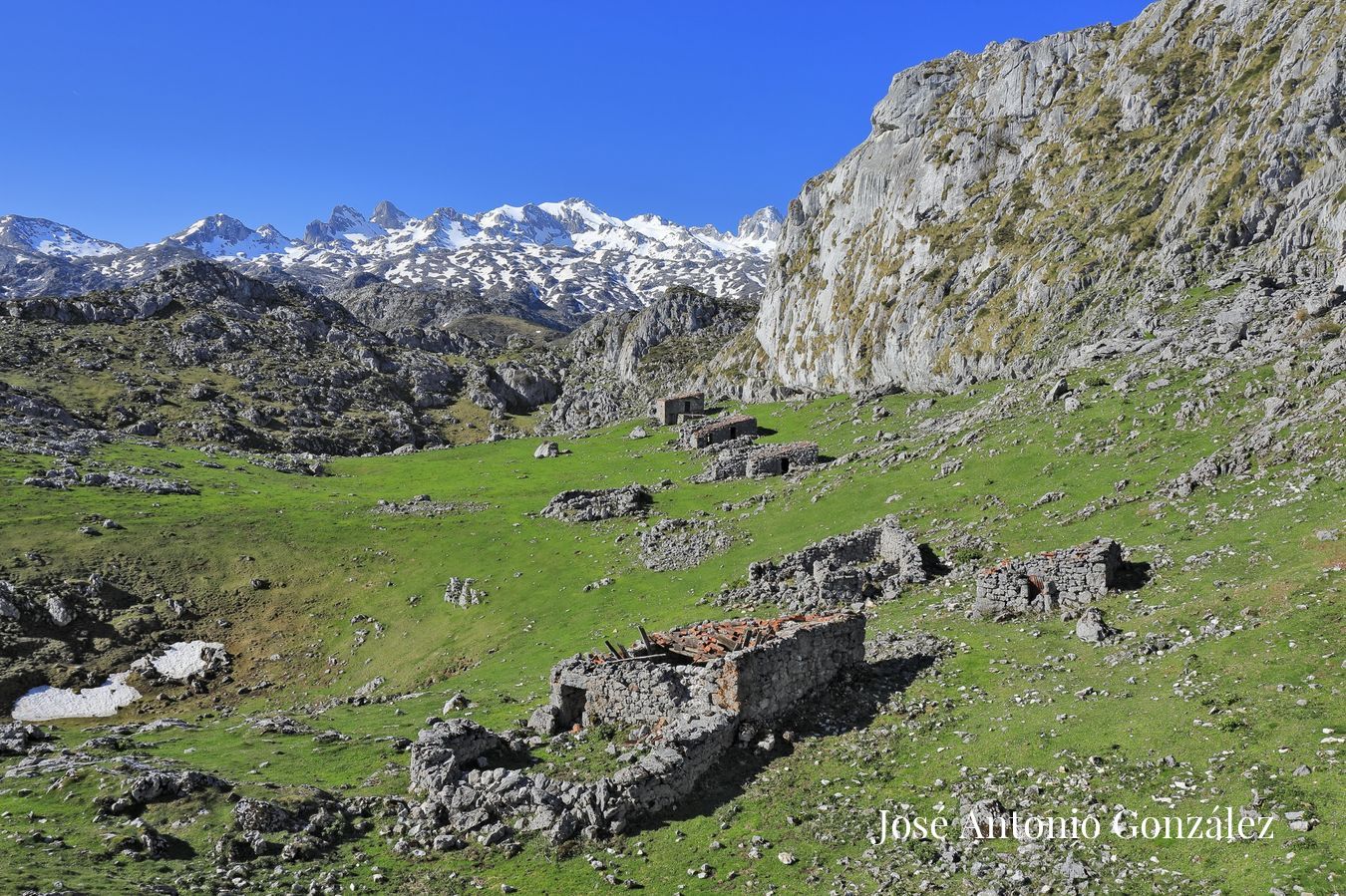 Majada de la Beyuga. Macizo del Cornión