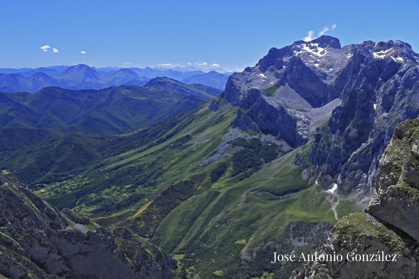 Torre Bermeja y Cordillera Cantábrica. Macizo del Cornión