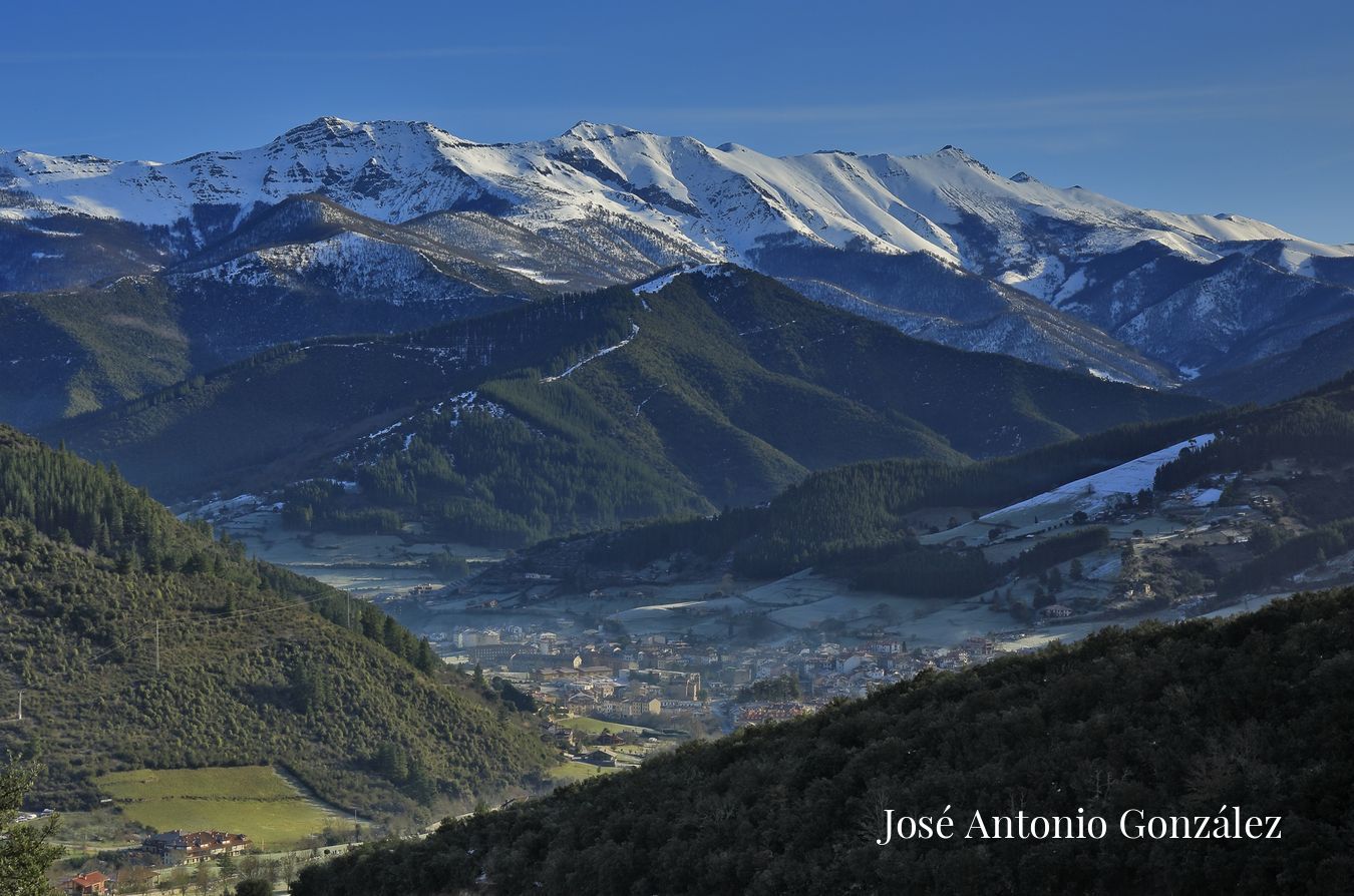 Valle de Potes en Liébana con Peña Sagra. Macizo de Andara