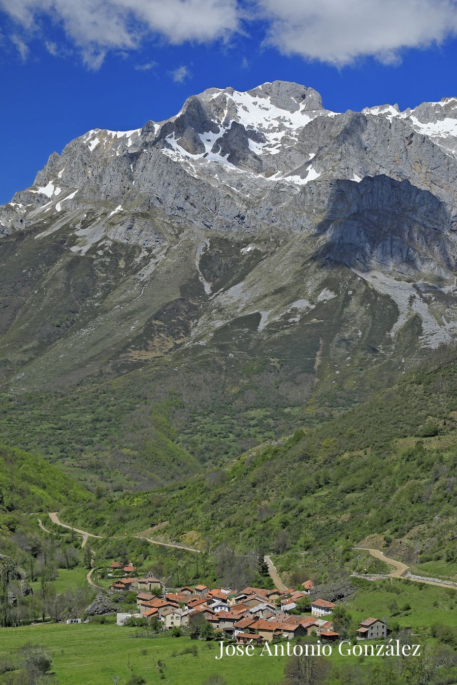 Soto de Valdeón y Torre Bermeja. Macizo del Cornión