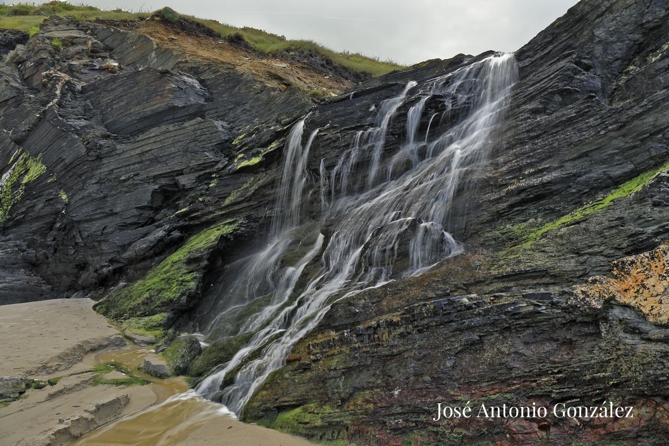 Cascada. Playa de las Catedrales